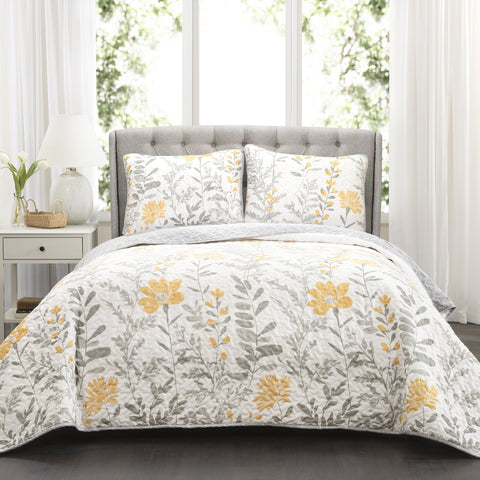 Aprile Quilt Set by Lush Decor