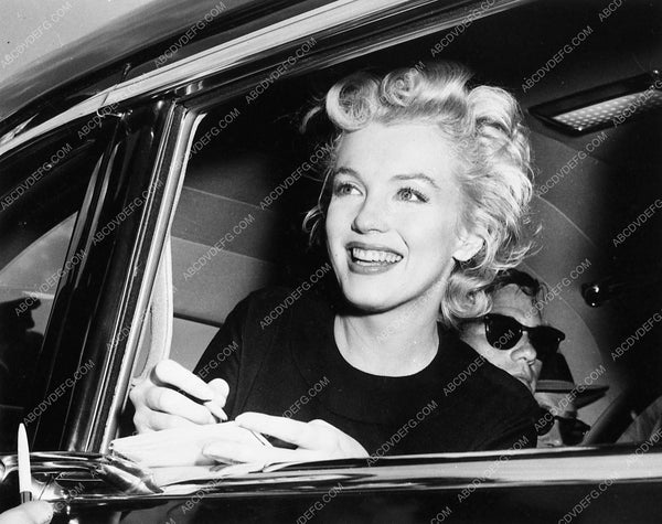 Candid Marilyn Monroe Signing Autograph From Automobile 4544 36 Abcdvdvideo 3247