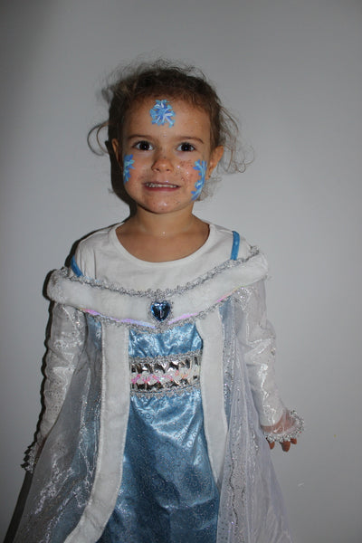 llittle girl with frozen costume