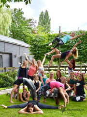 groepsfoto van het flexmonkey summer event paaldanskamp aerial hoop kamp