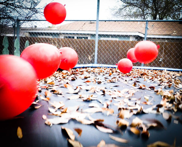 stimuler les enfants à la trampoline avec des balles