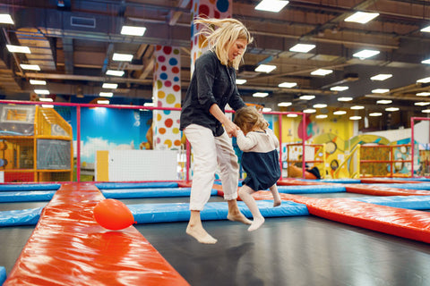 future gymnaste sur une trampoline