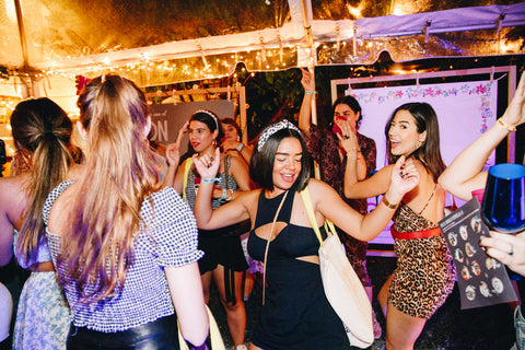 Image of group of women dancing at Tresbé