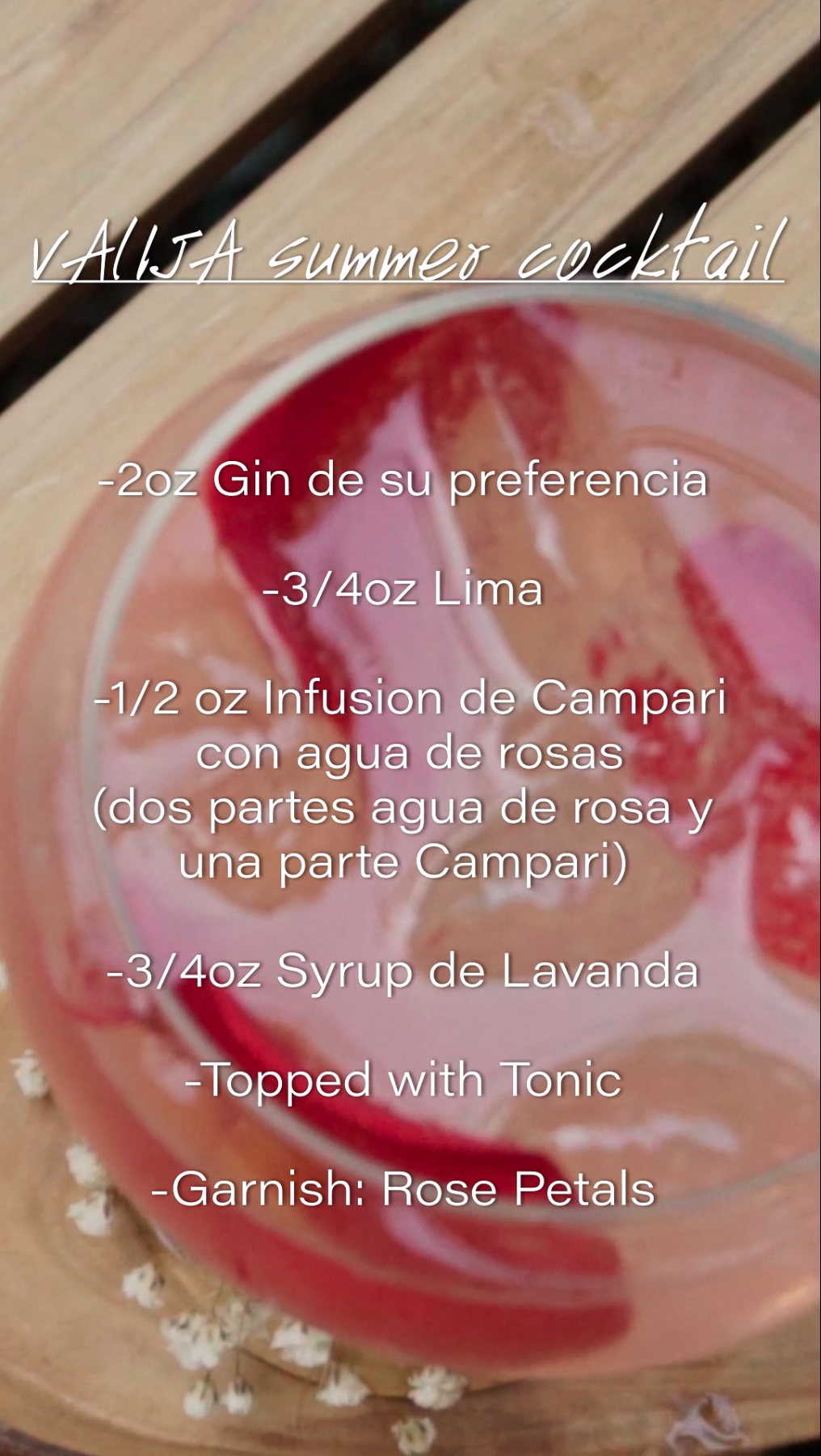 Lista de ingredientes: 2oz Gin de su preferencia / 3/4oz lima / 1/2 oz infusión de Campari con agua de rosas (dos partes agua de rosa y una parte Campari) / 3/4 oz syrup de lavanda / Topped with tonic / garnish: rose petals