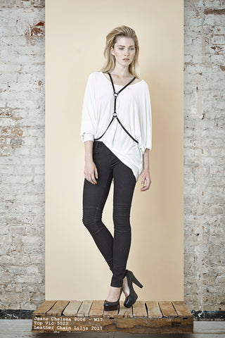 NORDENFELDT Jeans Chelsea Phantom black, Top Vic white, leather chain Lahja black, worn by Tarja Turunen