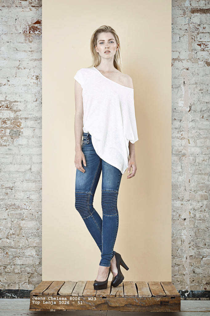 NORDENFELDT Jeans Chelsea dark blue with washed effects, Top Lenja white