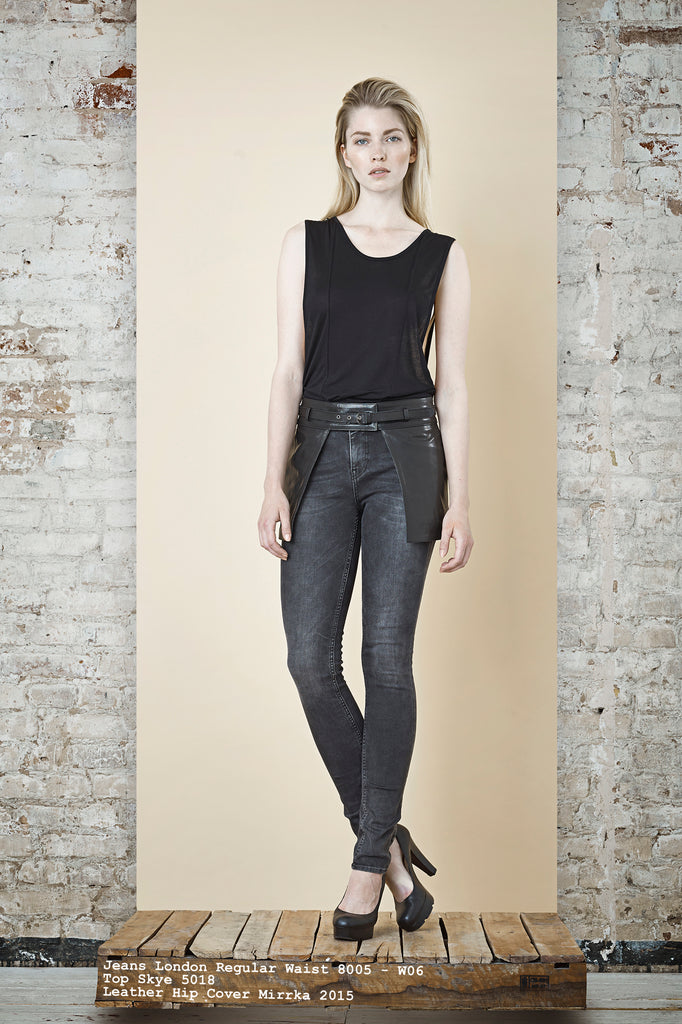 NORDENFELDT Jeans London Regular Waist dark grey, Top Skye black, Leather hip cover belt Mirrka black