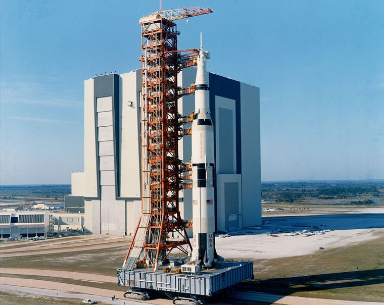 Apollo Saturn V with gantry