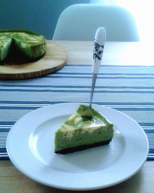 The moist crumbly chocolate crust creates the nice blend with the smooth & soft Matcha cheesecake 