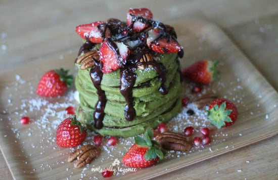 Vegan Matcha green tea pancakes topped with fresh strawberries and creamy chocolate sauce - @kenkotea ft. @naturallyleyonee