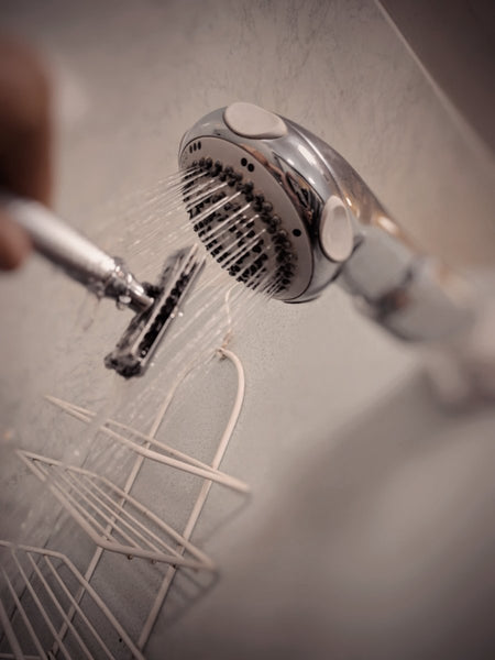 rasierhobel reinigen duschkopf wasser ausspülen