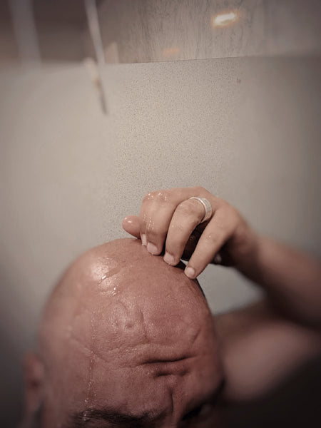 glatze rasieren nass kopfhaut dusche waschen