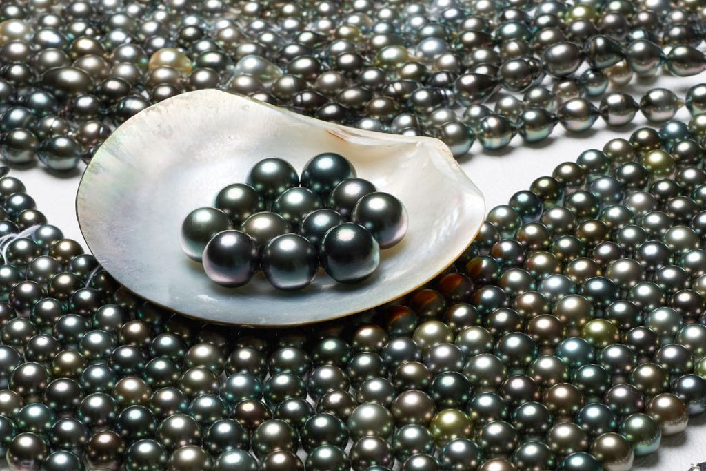 Natural color Tahitian pearls in AAA and Gem quality