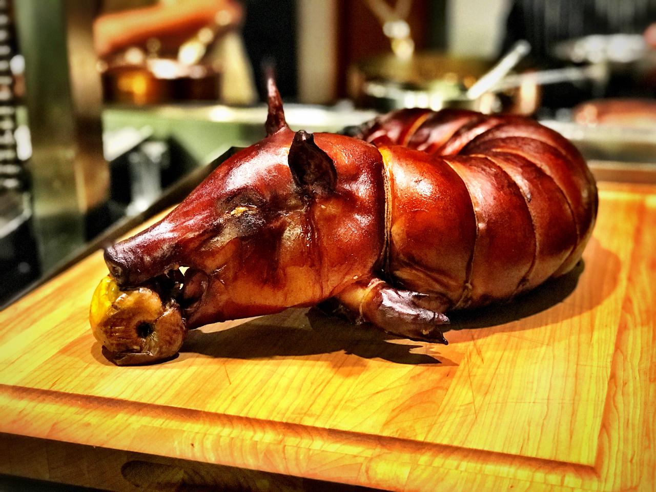 LECHÓN DESHUESADO Y AHUMADO EN NOGAL