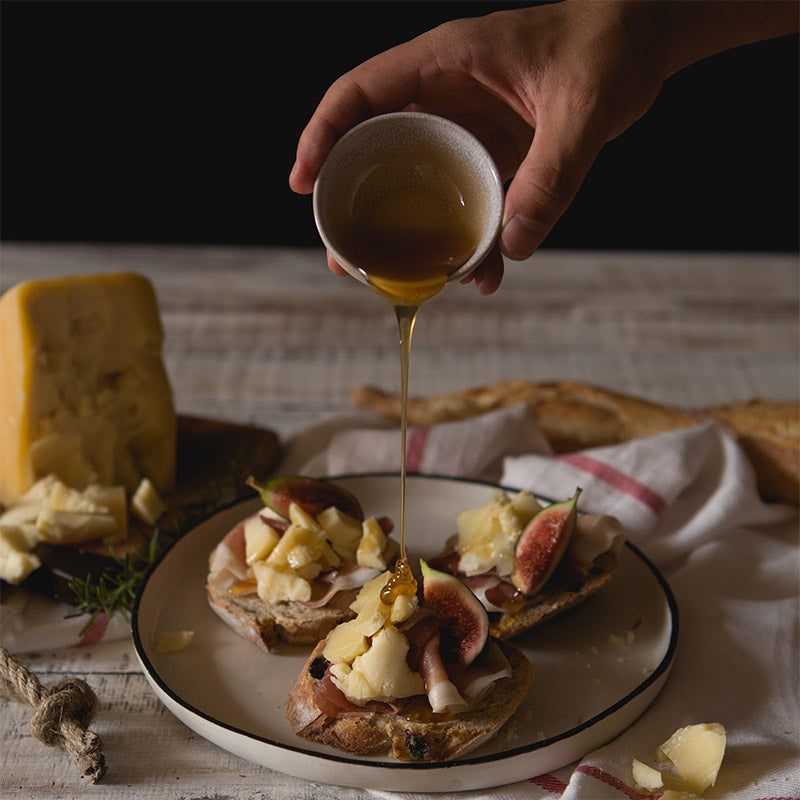 Receita Alpina Bruschetta de queijo canastra meia cura e mel - Queijaria Alpi