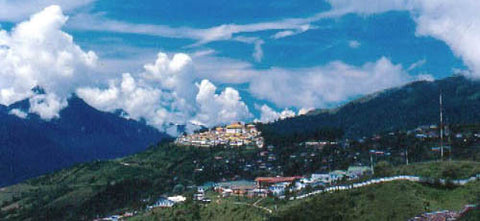 By nachbearbeitet von obiger Quelle - http://en.wikipedia.org/wiki/Image:Tawang-monastry.jpg, Public Domain, https://commons.wikimedia.org/w/index.php?curid=7686296