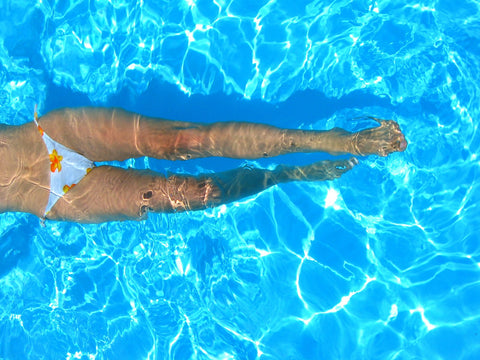 Sexy Legs in a pool wetter makes sex better lubrication