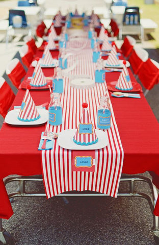 circus party table cloth and centerpieces balloons first birthday