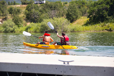 Dig customers tandem kayak paddle at Kolob Reservoir