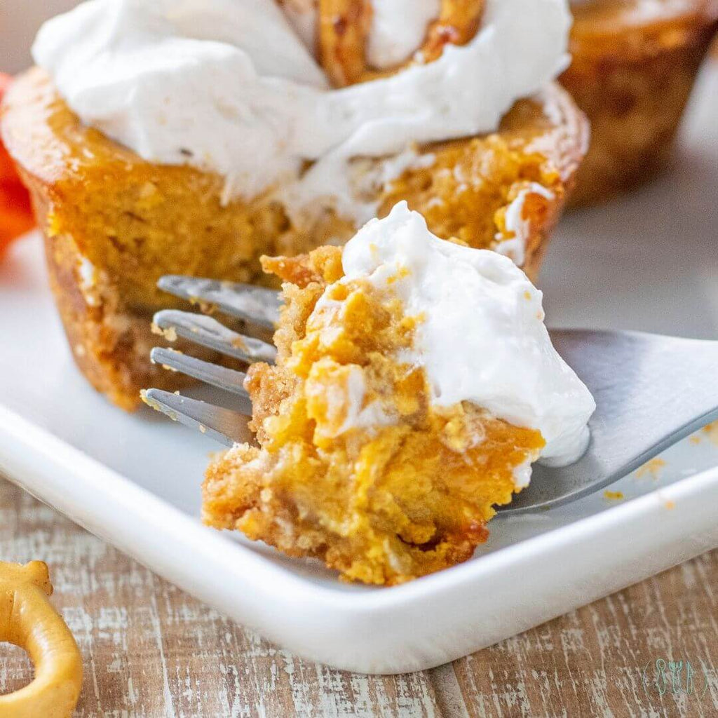 pumpkin pie with whipped cream 