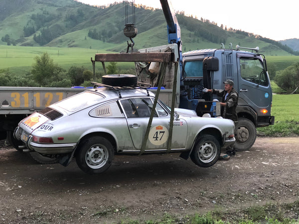 Nico Samaras and Mark Gudaitis compete in the Peking to Paris rally 2019 - Tow truck arrives in Siberia