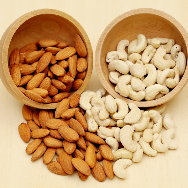 What are the differences between cashews and almonds? Nuts Pick