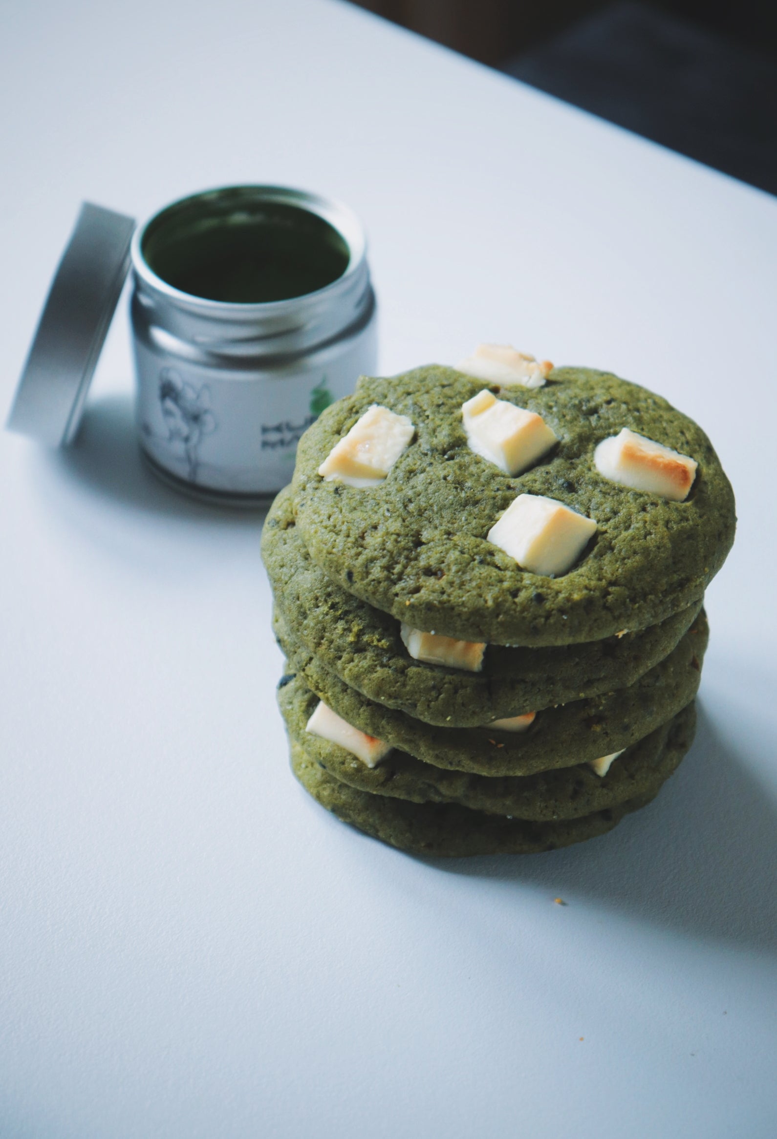 Cinq cookies empilés et une boîte de thé matcha ultra-premium bio