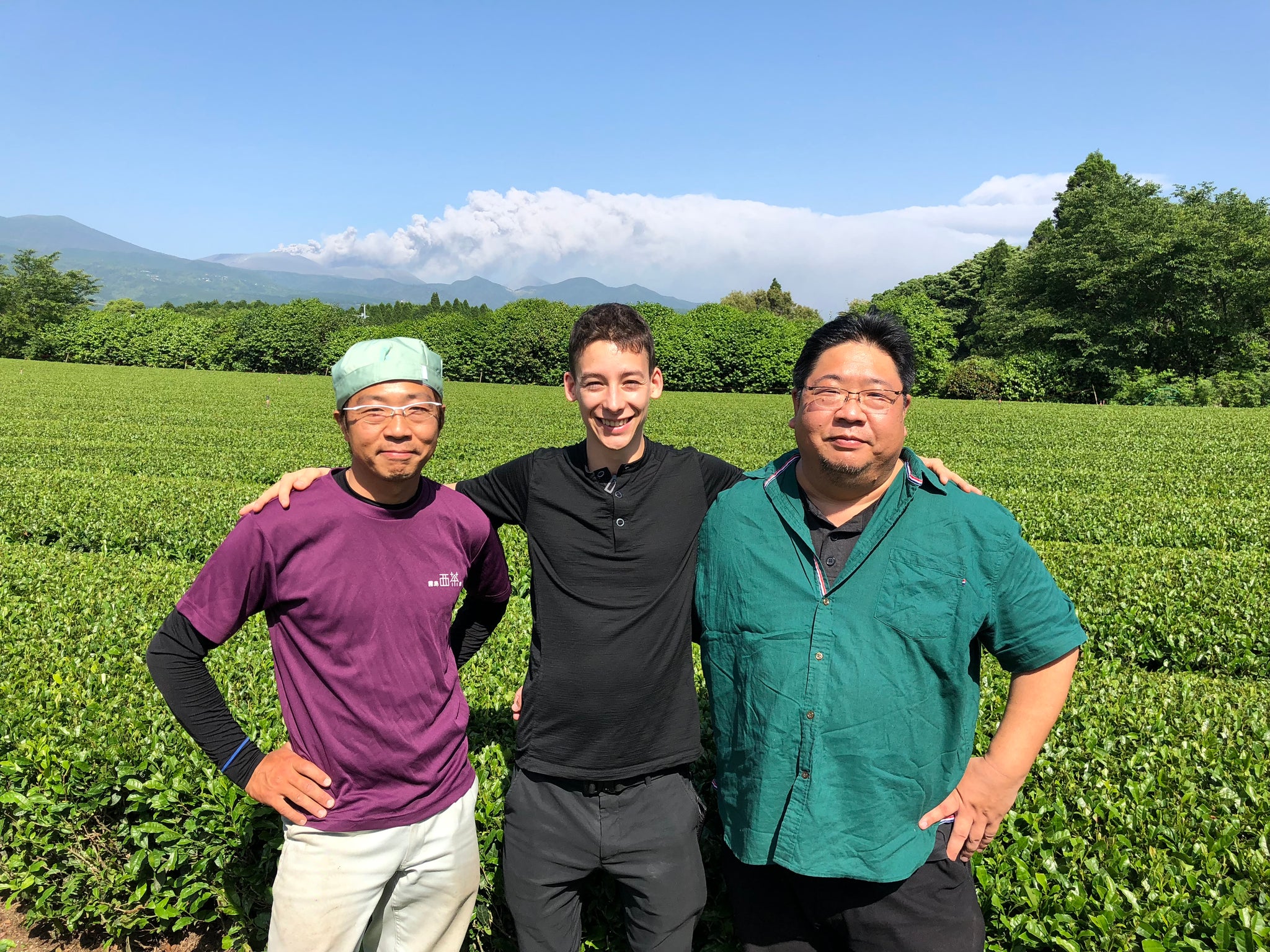 Portrait avec le fermier Nishi-san et une activité volcanique derrière