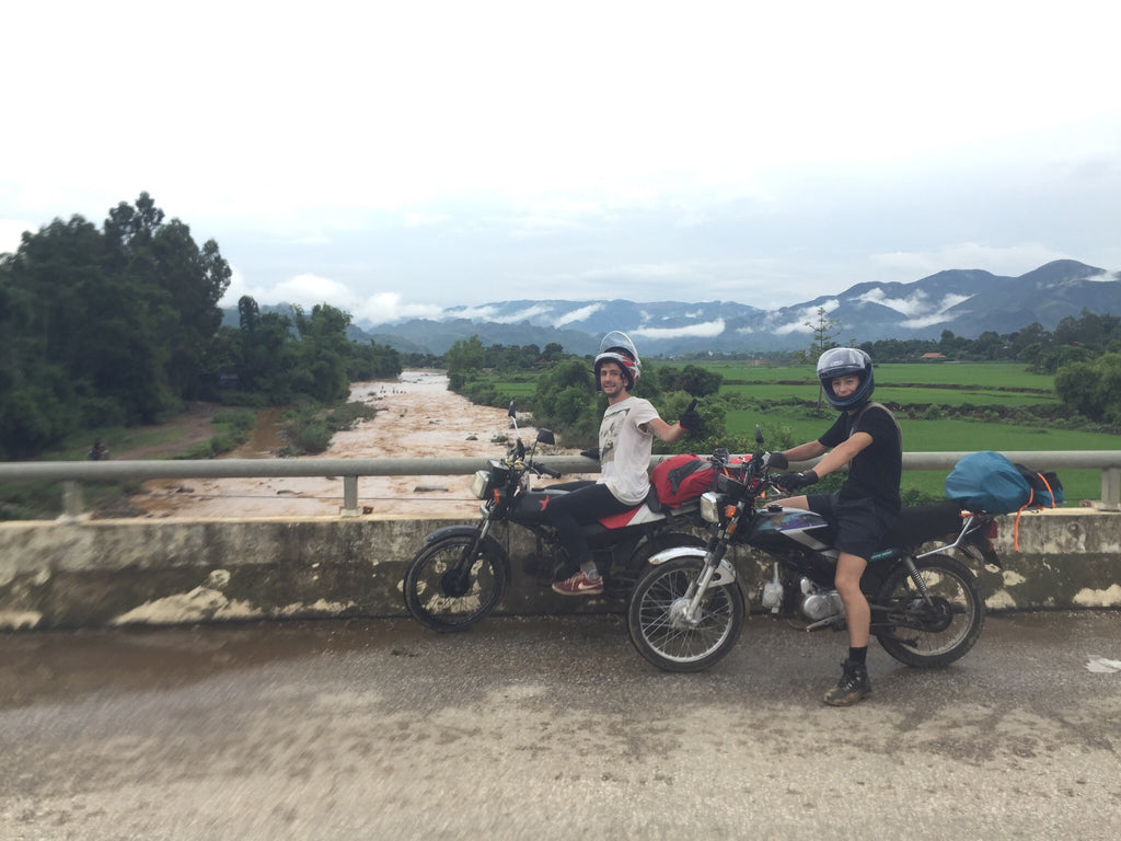 valentin et son ami en moto sur un pont