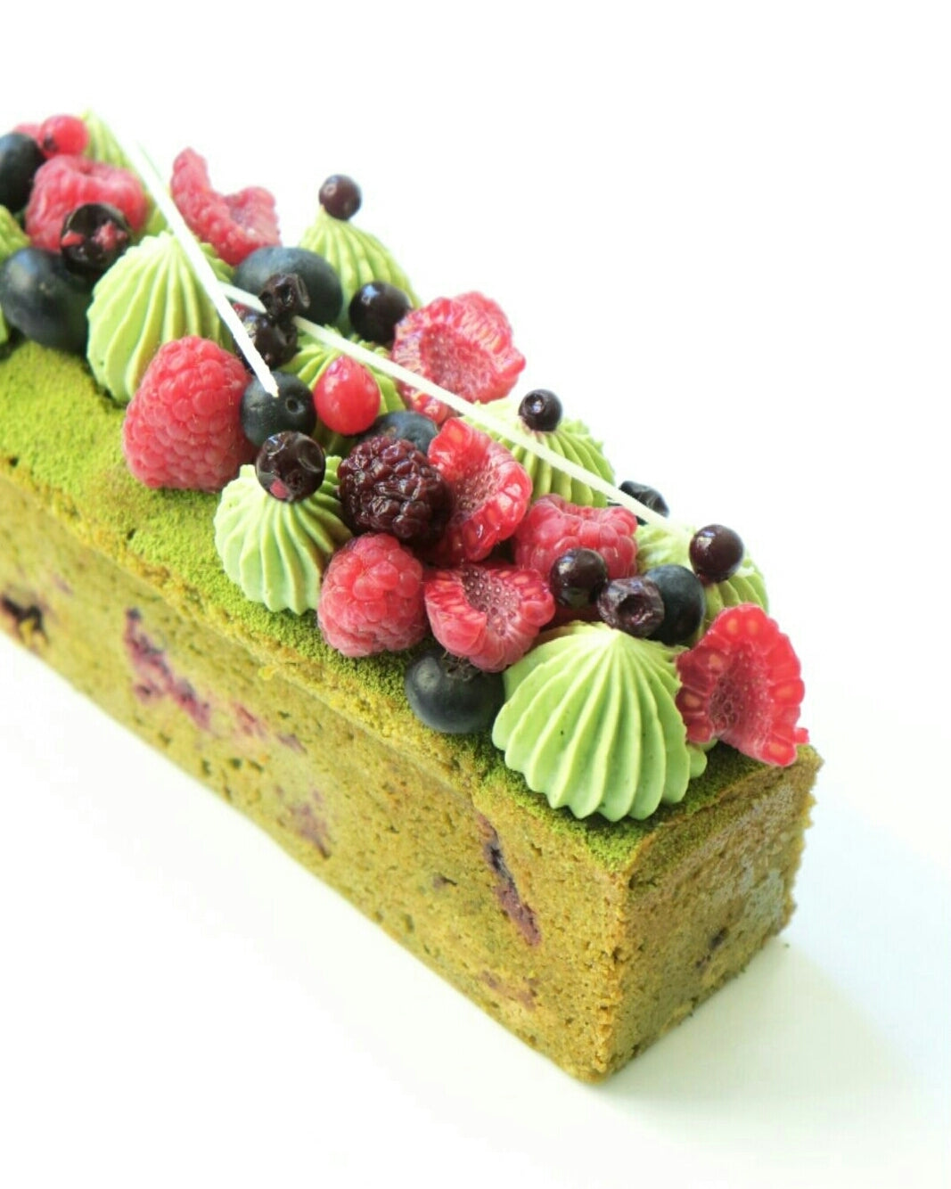 Quatre quarts au thé matcha bio décoré de fruits