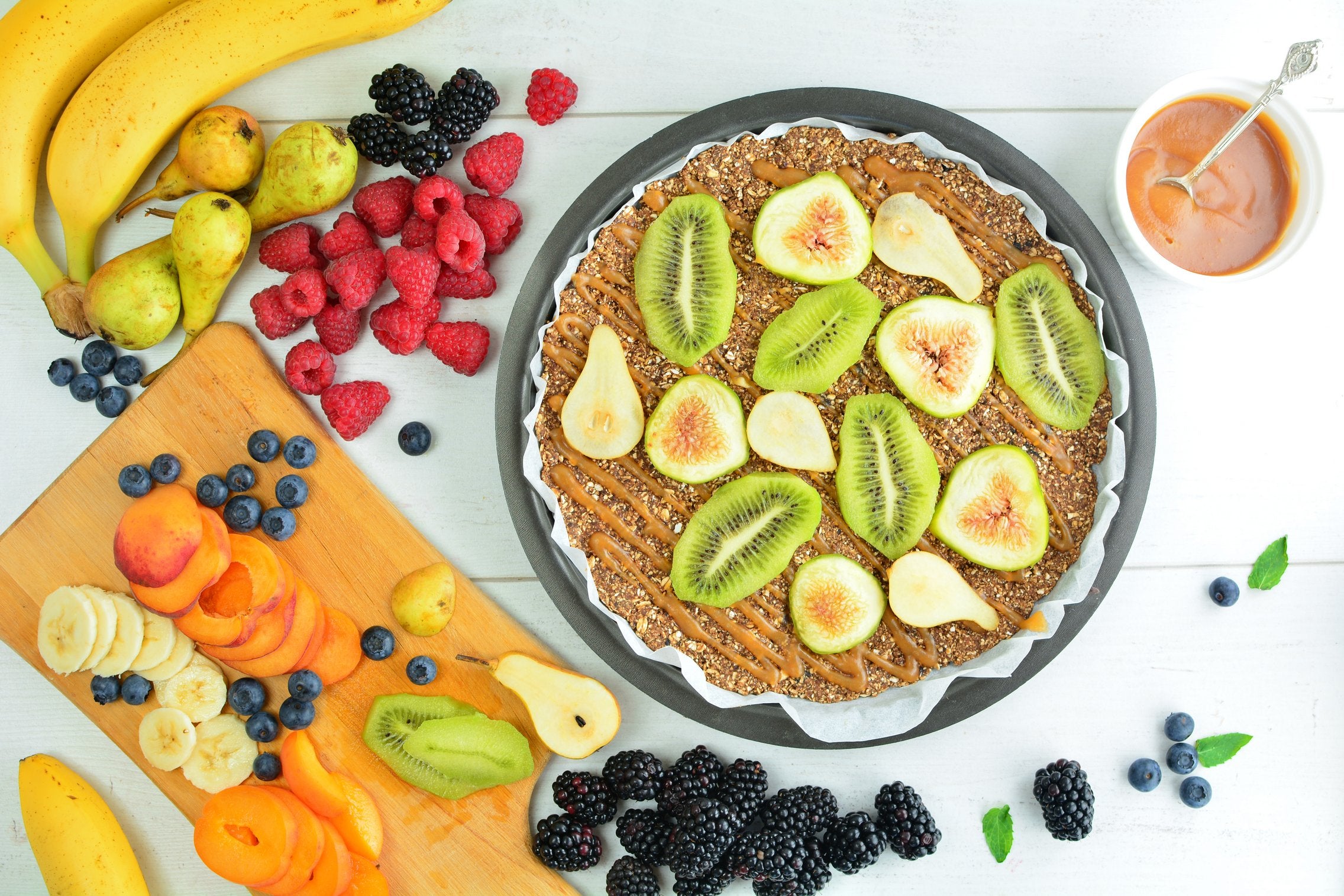 fruit-maca-pizza-prep