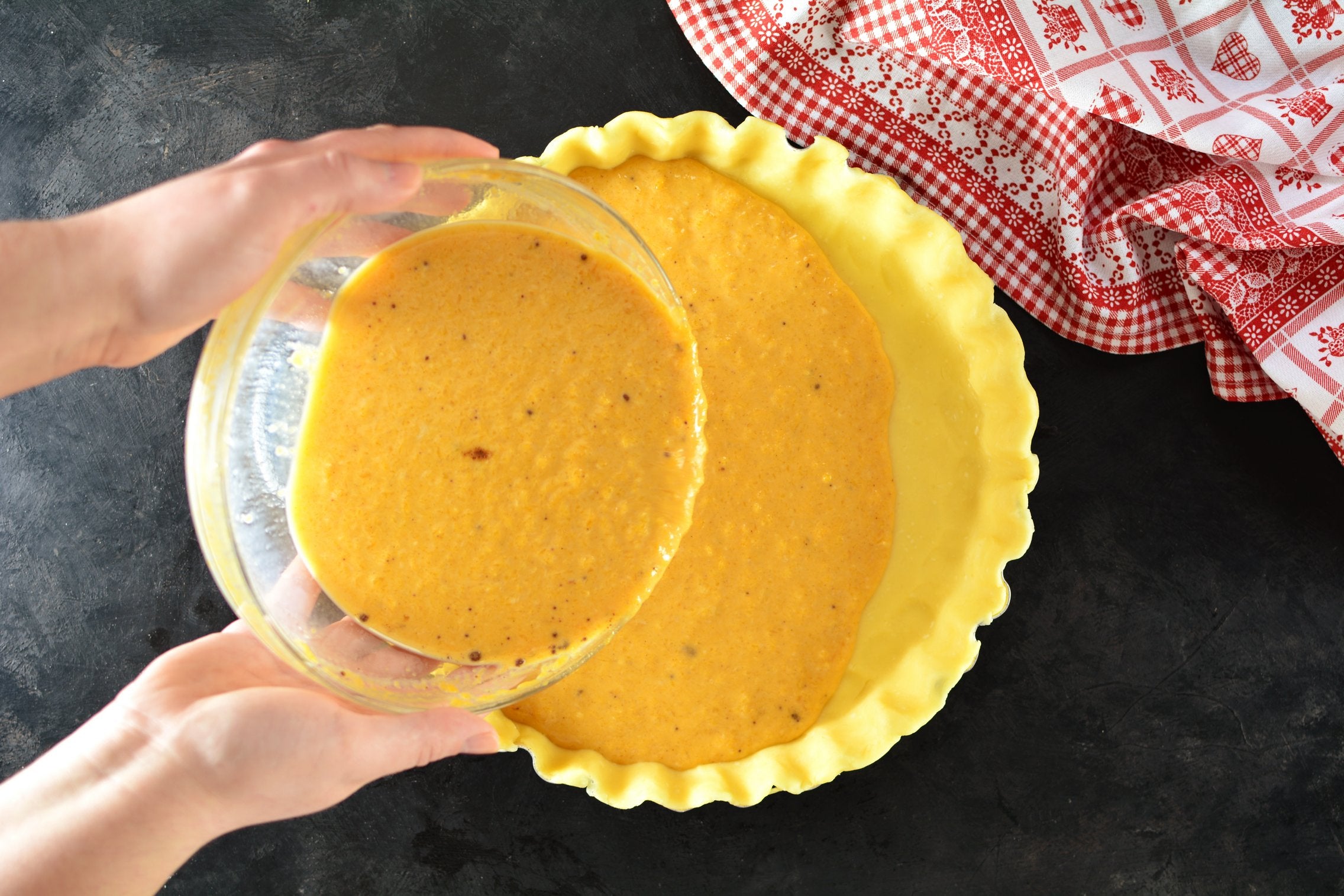 Pumpkin pies - Filling the pan