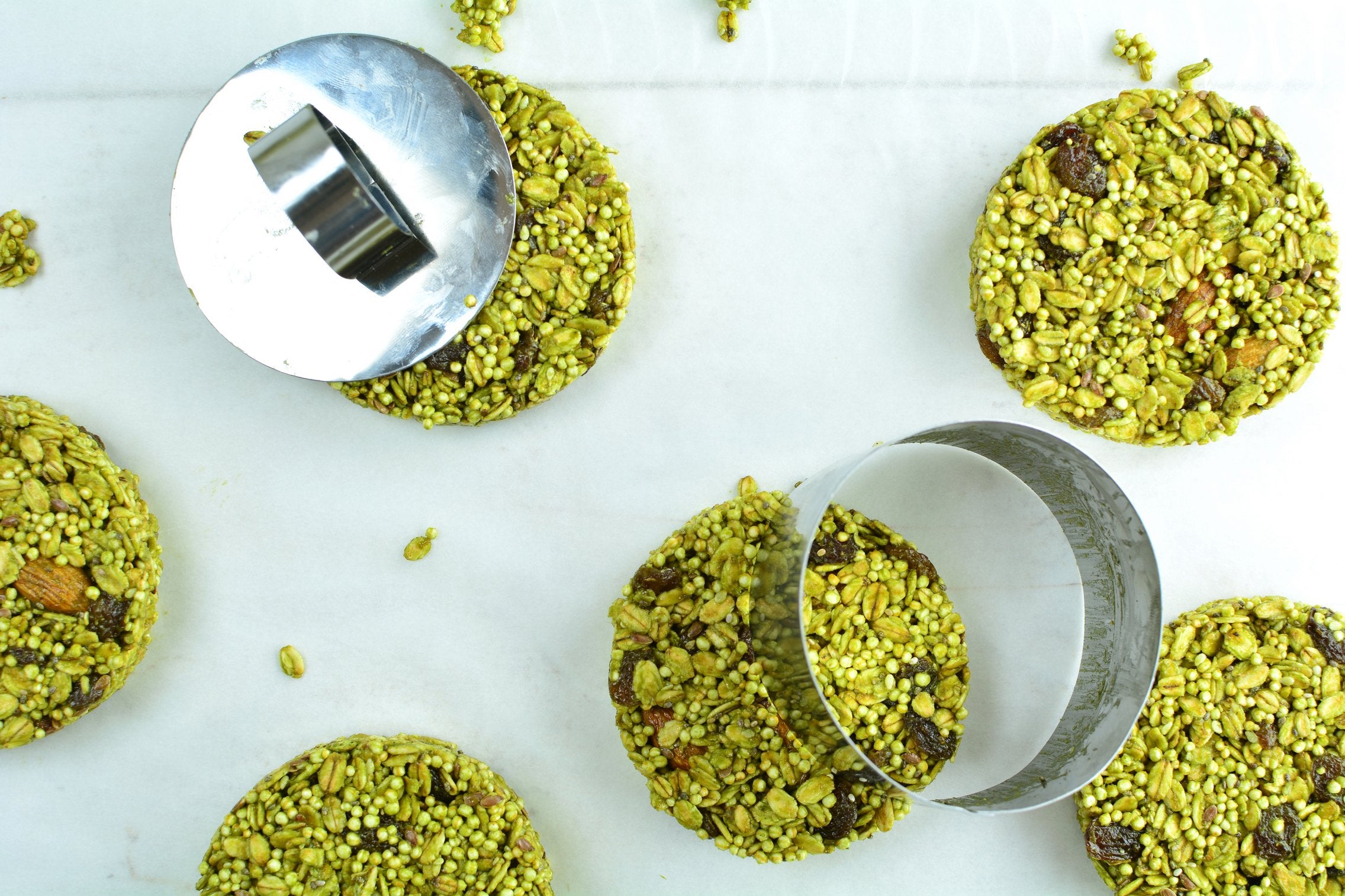 no-bake-matcha-quinoa-cookies-cutting