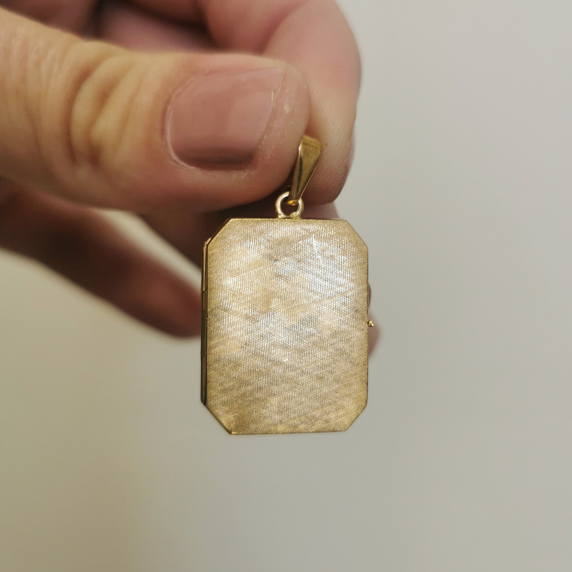 'Cavelti' Crosshatched Yellow Gold Locket |