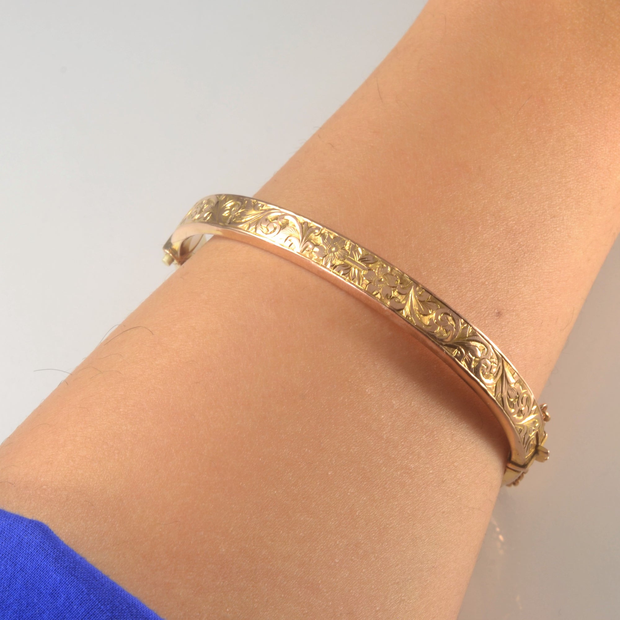 Early 1900s Floral Detailed Bangle Bracelet | 7.5