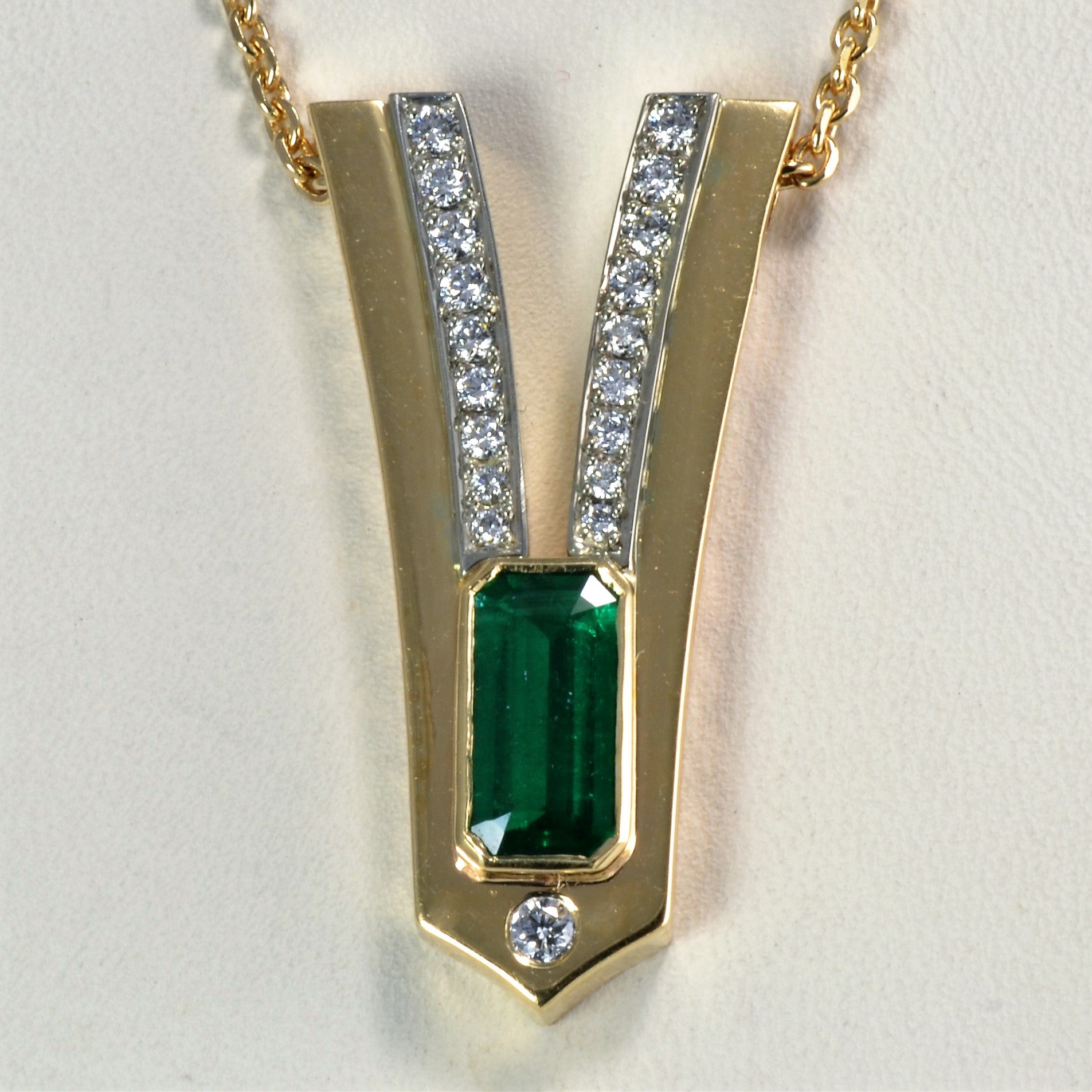 Bezel Emerald & Diamond Necklace | 0.40ctw, 1.01ct |