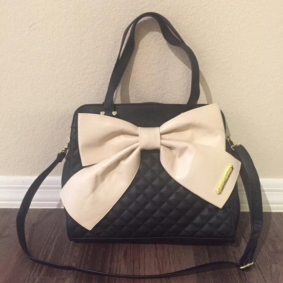 betsey johnson purse with big pink bow