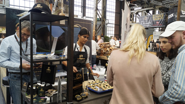 Besucher der Messe probieren die Produkte von Attilus Kaviar