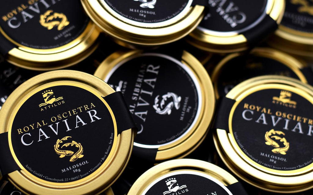 Royal Oscietra Caviar und Royal Siberian Caviar auf einem Haufen Kaviar Dosen | Attilus Kaviar