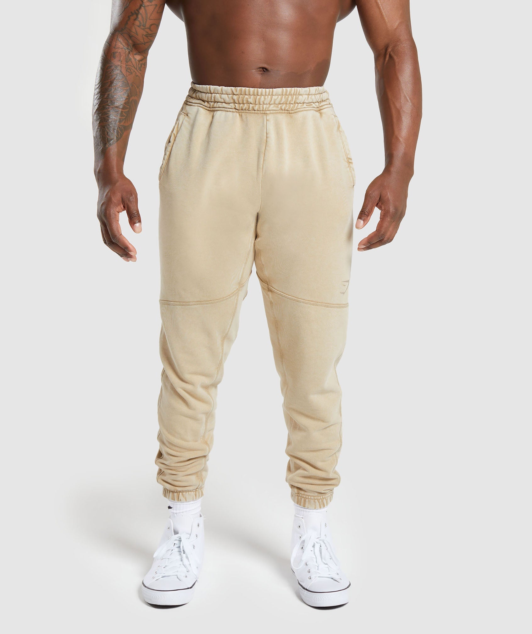 http://cdn.shopify.com/s/files/1/1367/5201/files/HeritageJoggerGSDesertBeige-ACIDWASHSMALLBALLA4A7V-NB1V-0958.jpg?v=1695117292