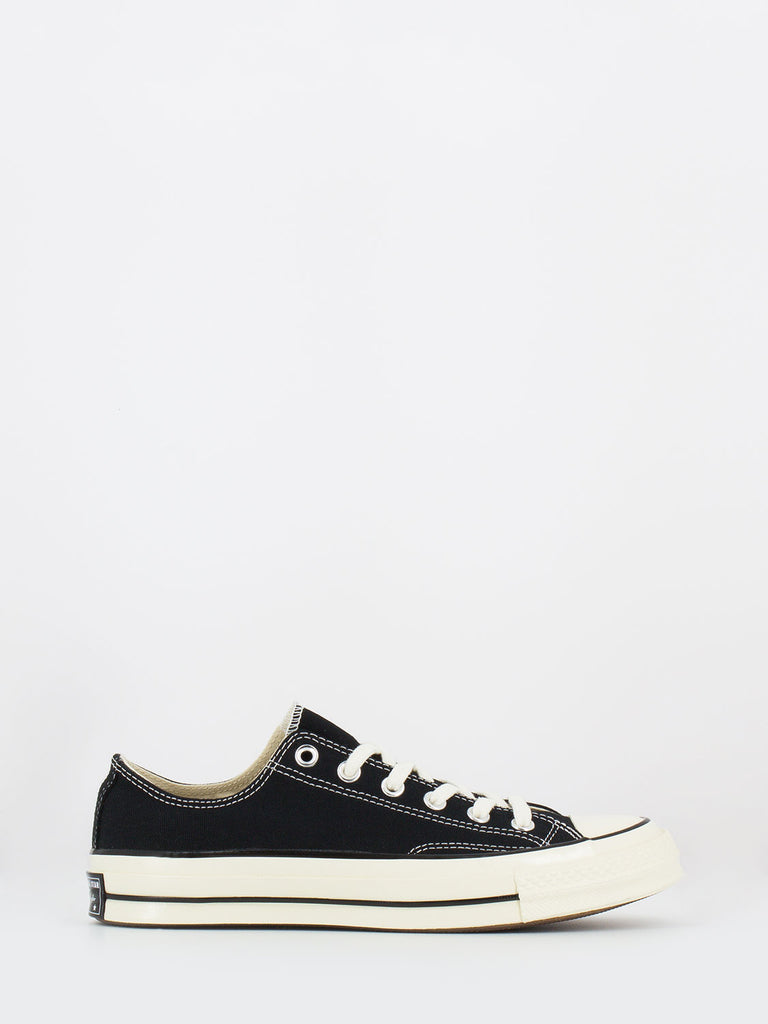 chuck taylor all star nere