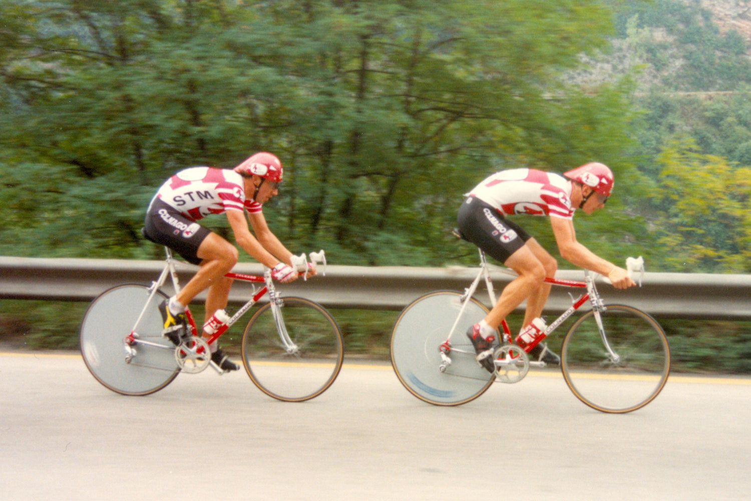 In a rare display of teamwork, Dimitri Konyshev leads Sergei Uslamin at the 1989 Trofeo Baracchi.