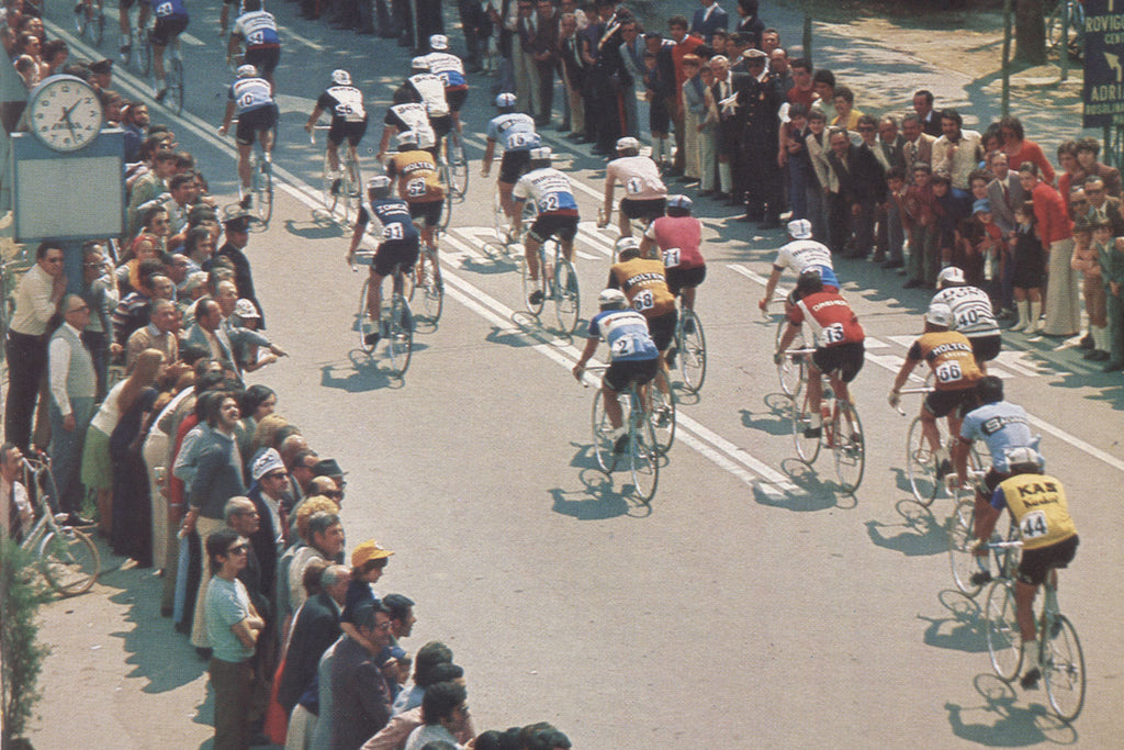 The 1972 Giro D'Italia peloton rolls along with Salvarani, Filotex, SCIC, KAS, Molteni, Ferretti all represented.