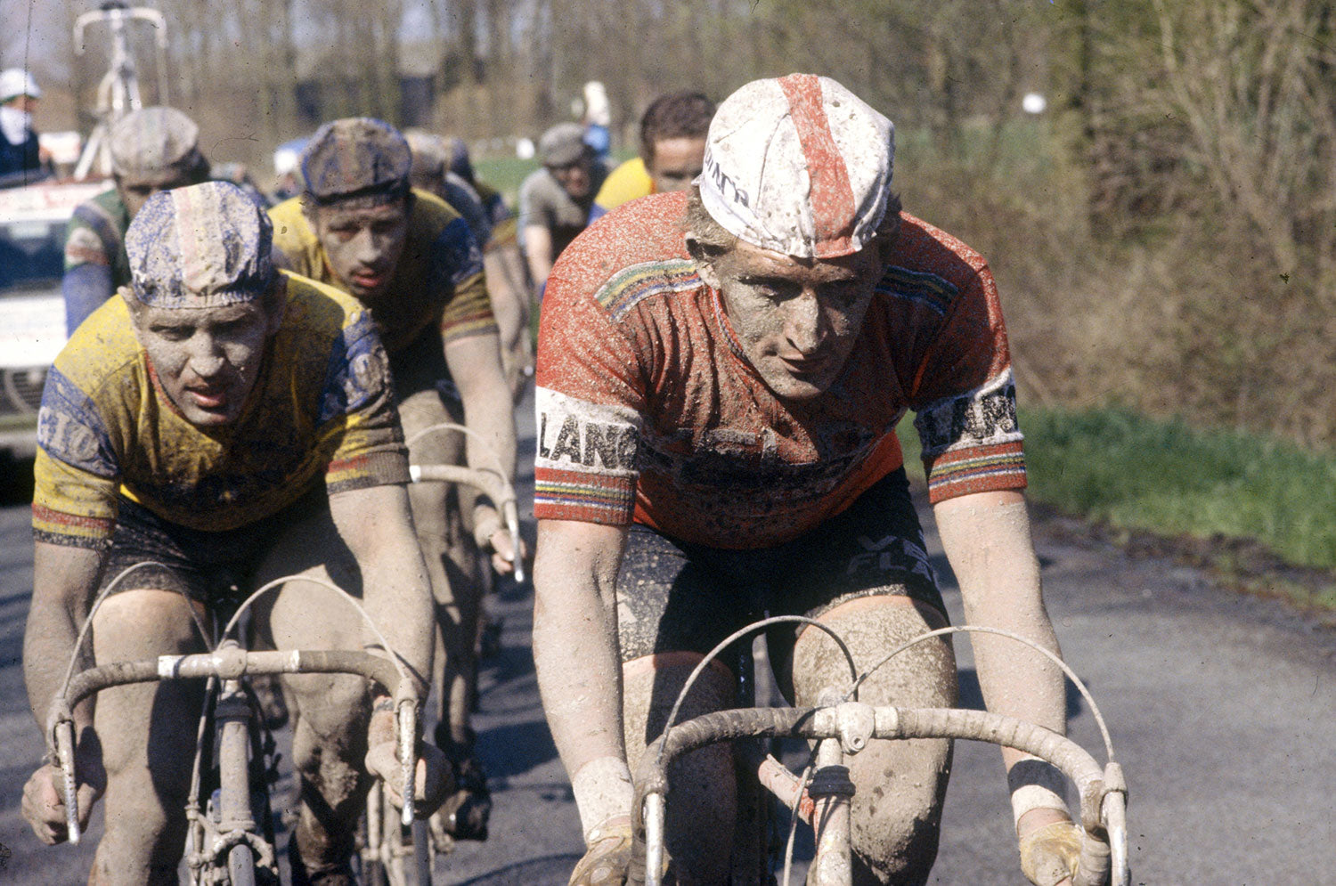 A muddy Freddy Maertens leads the field in the 1978 edition of Paris-Roubaix. Photo credits: Offside / L'Equipe.