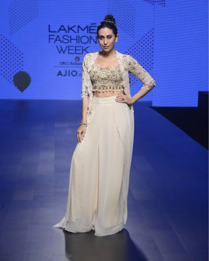 Karisma Kapoor stuns on the ramp for designer Arpita Mehta at Lakme Fashion Week!