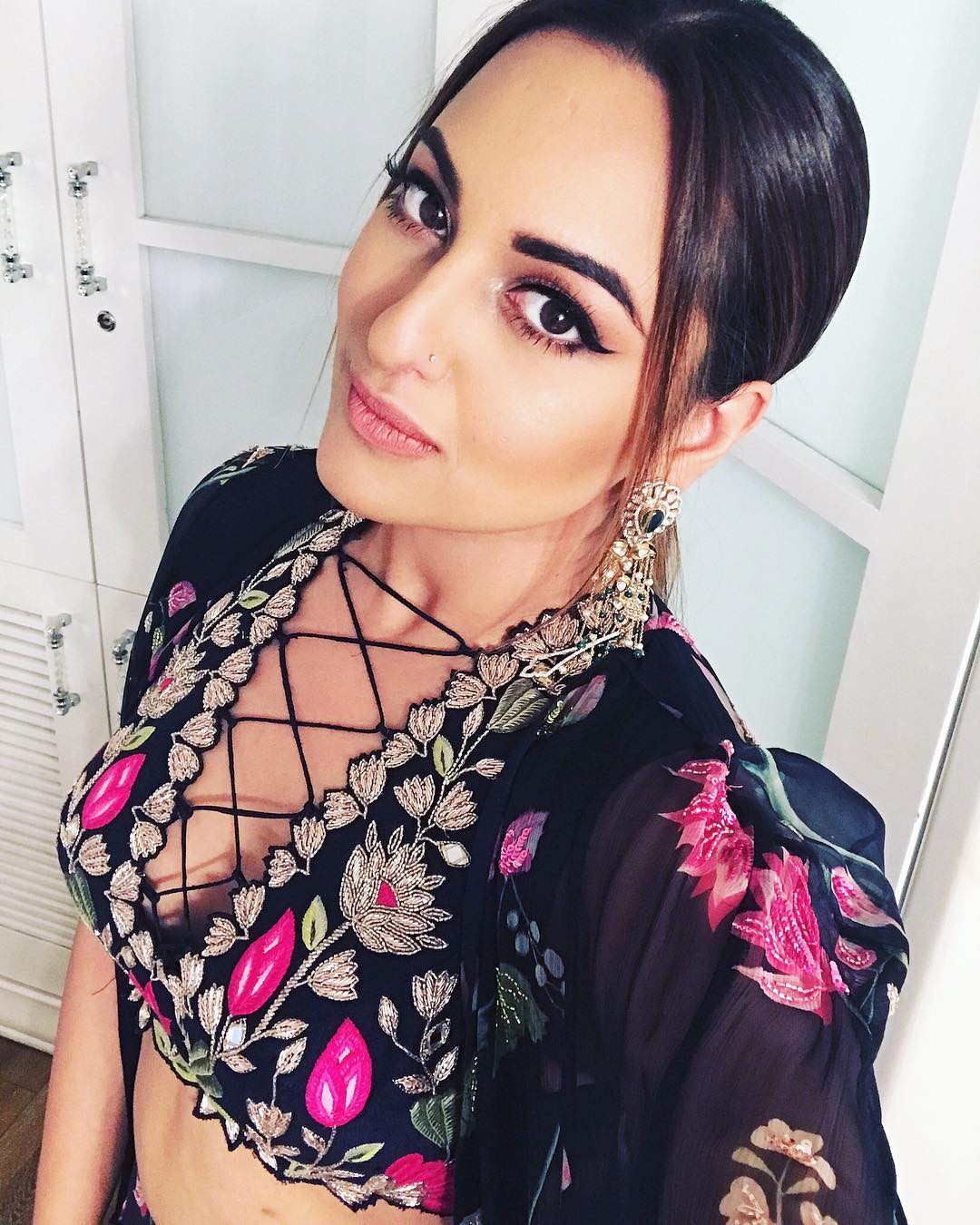 Sonakshi Sinha Proves US That You Can Nail Glam In Ethnic!