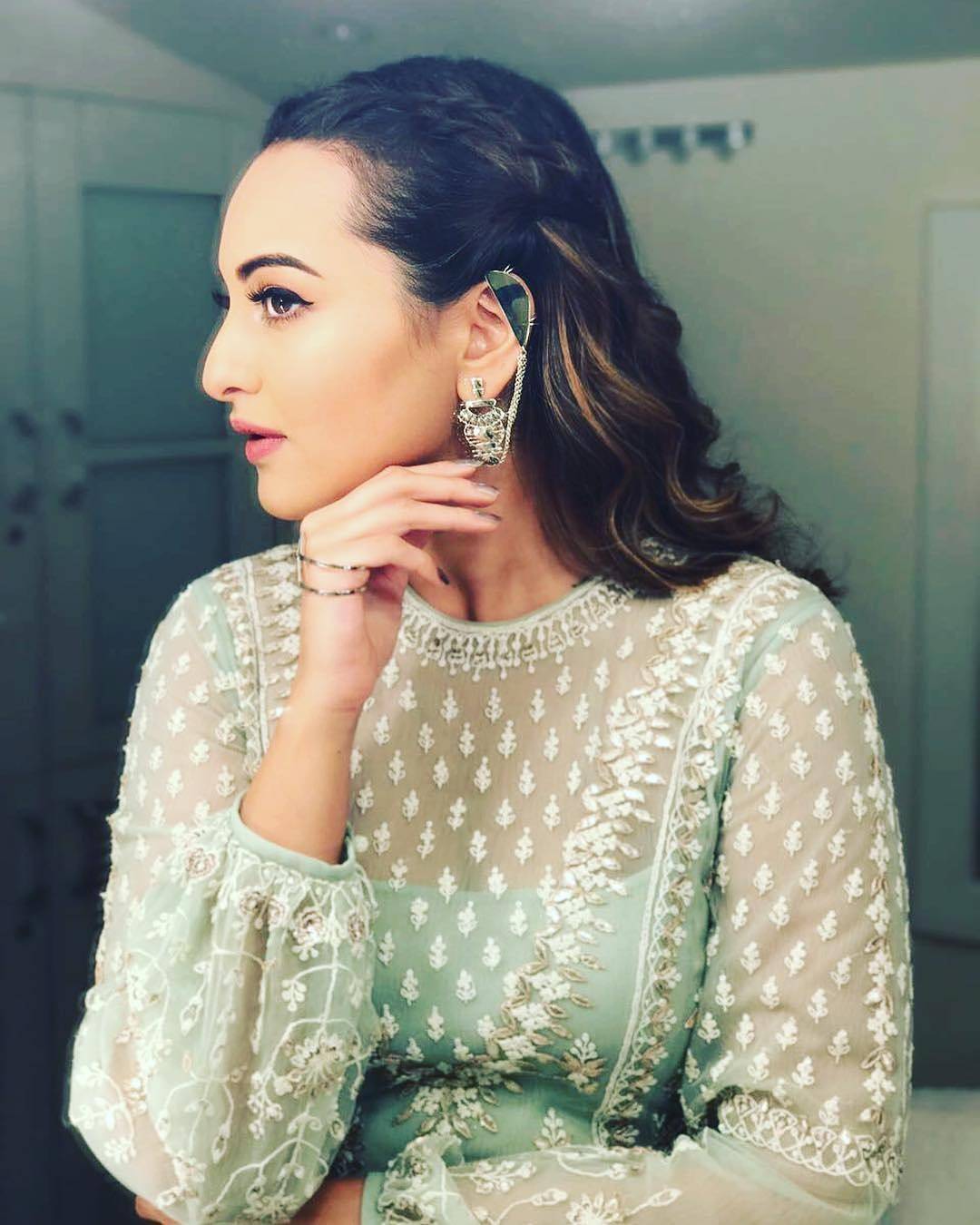 Hit Or Miss: Sonakshi Sinha's In Beautiful Ethnic Outfit On The Sets Of Om Shanti Om