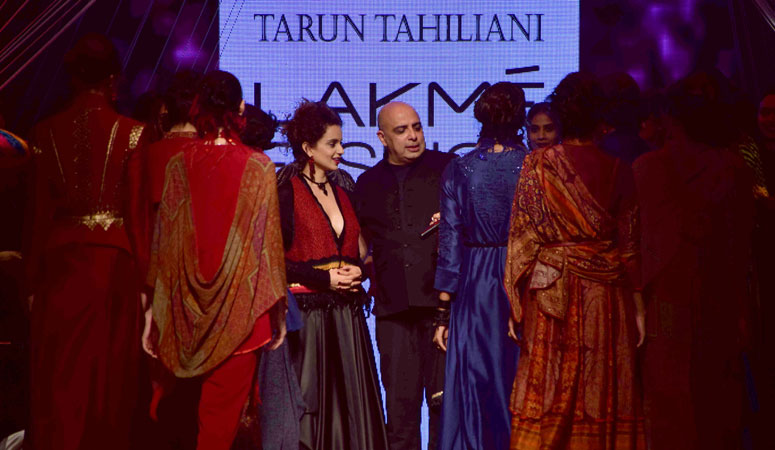 Kangana-Ranaut-Lakme-Fashion-Week-2016-with-Tarun-Tahiliani