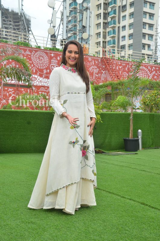 sona-in-cute-white-anarkali-dress