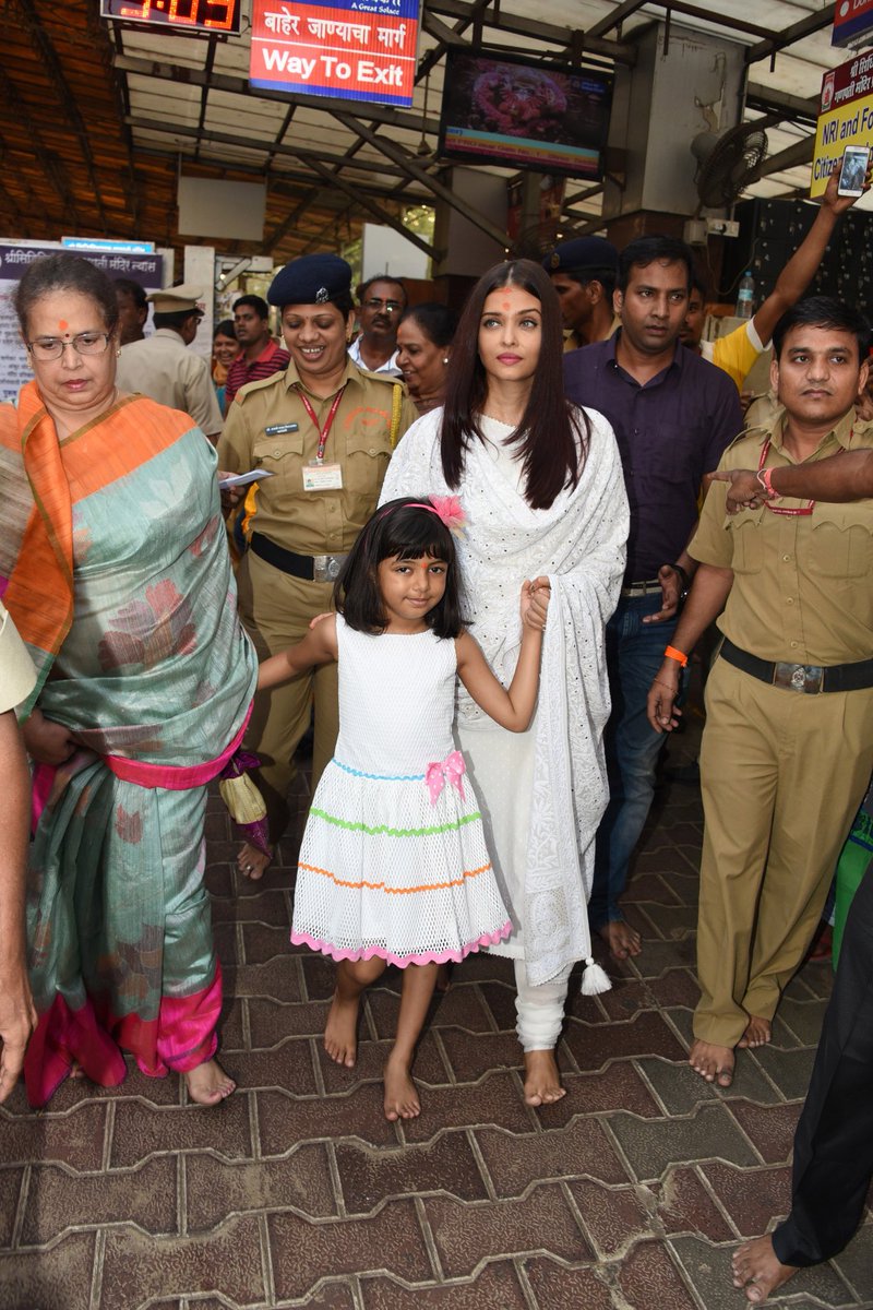 Aishwarya Rai Bachchan Takes Blessings At Siddhivinayak On Her Birthday